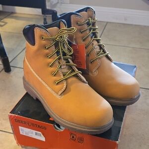 Deer Stags Boys 5.5 Size MAK2 Wheat htec Boots with Black Accents NWT